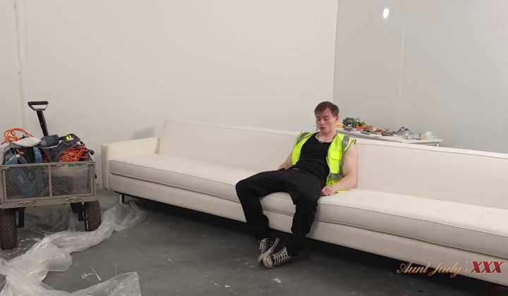 mature bigtits taylor vixxen knows how to motivate her lazy contractor  ?
