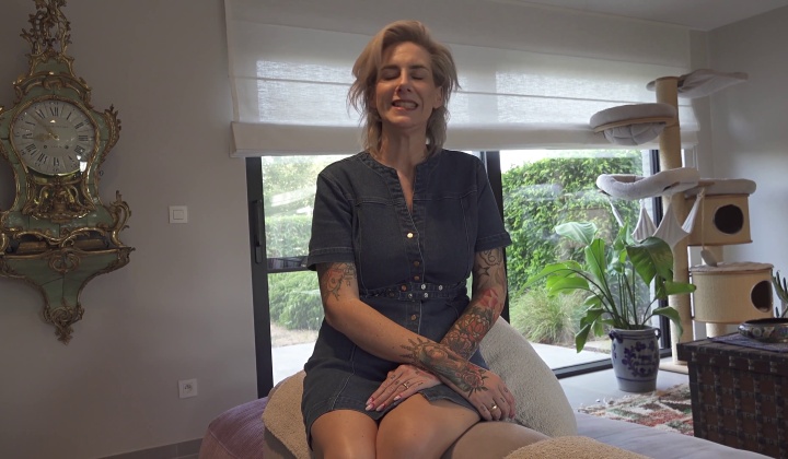 Chaudasse Mature 40+ MILF in Passionate Bedroom Encounter