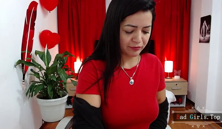 Latina Milf with Natural Big Boobs Shines on Webcam