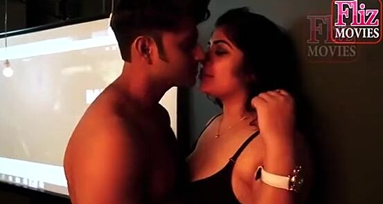 Mature Indian Aunty's Saree Blouse Tease