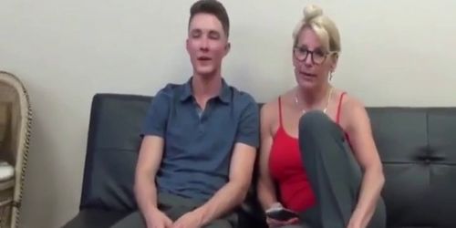 Guardare un film porno con la mammina