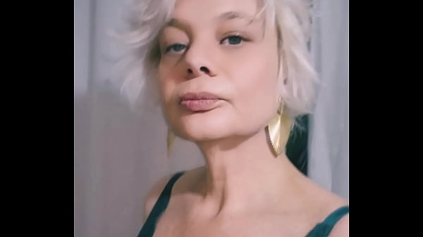 Mature Woman Seduction: Experienced Beauty Reveals All