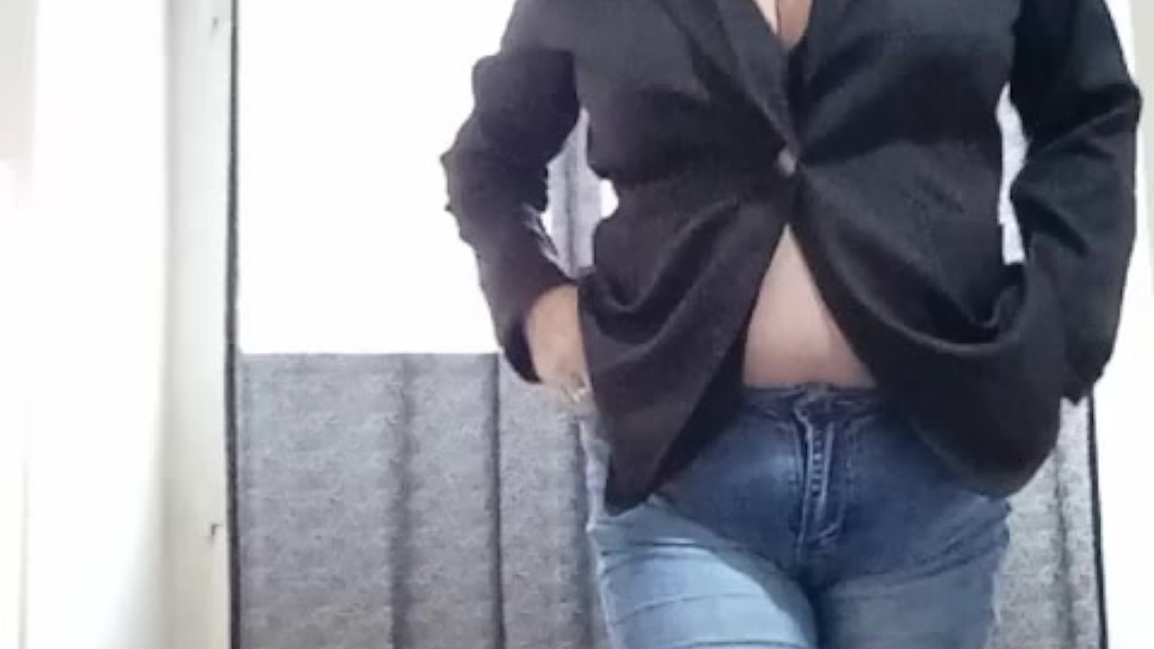 Mature Woman Tease in Short Clip