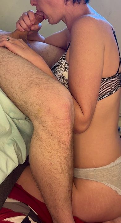 Mature Woman Satisfies Her Urge with Oral Pleasure
