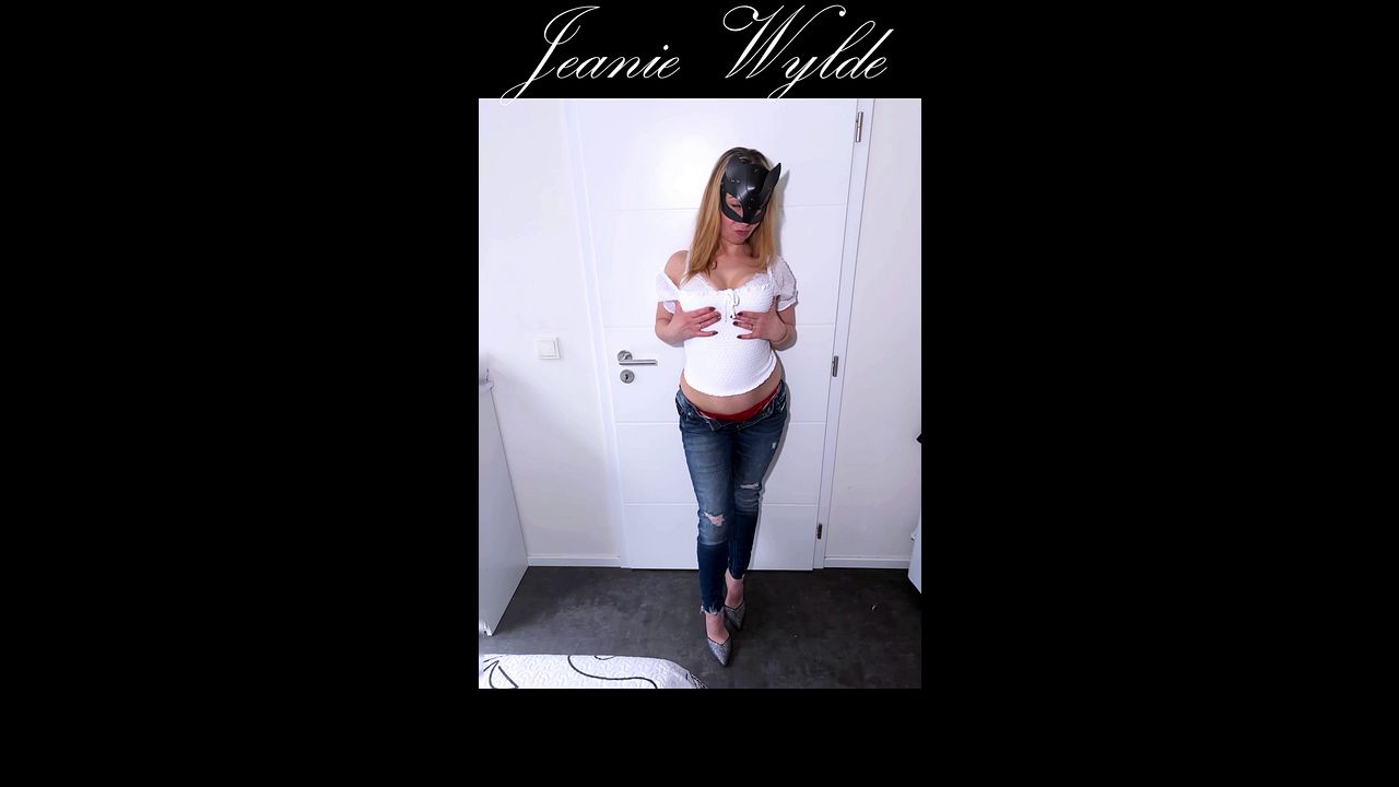 Mature Jeanie Sizzles in Tight Jeans
