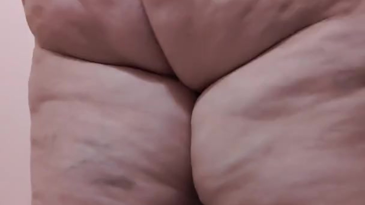 Sultry Mature Woman Shows Off Twerking Skills