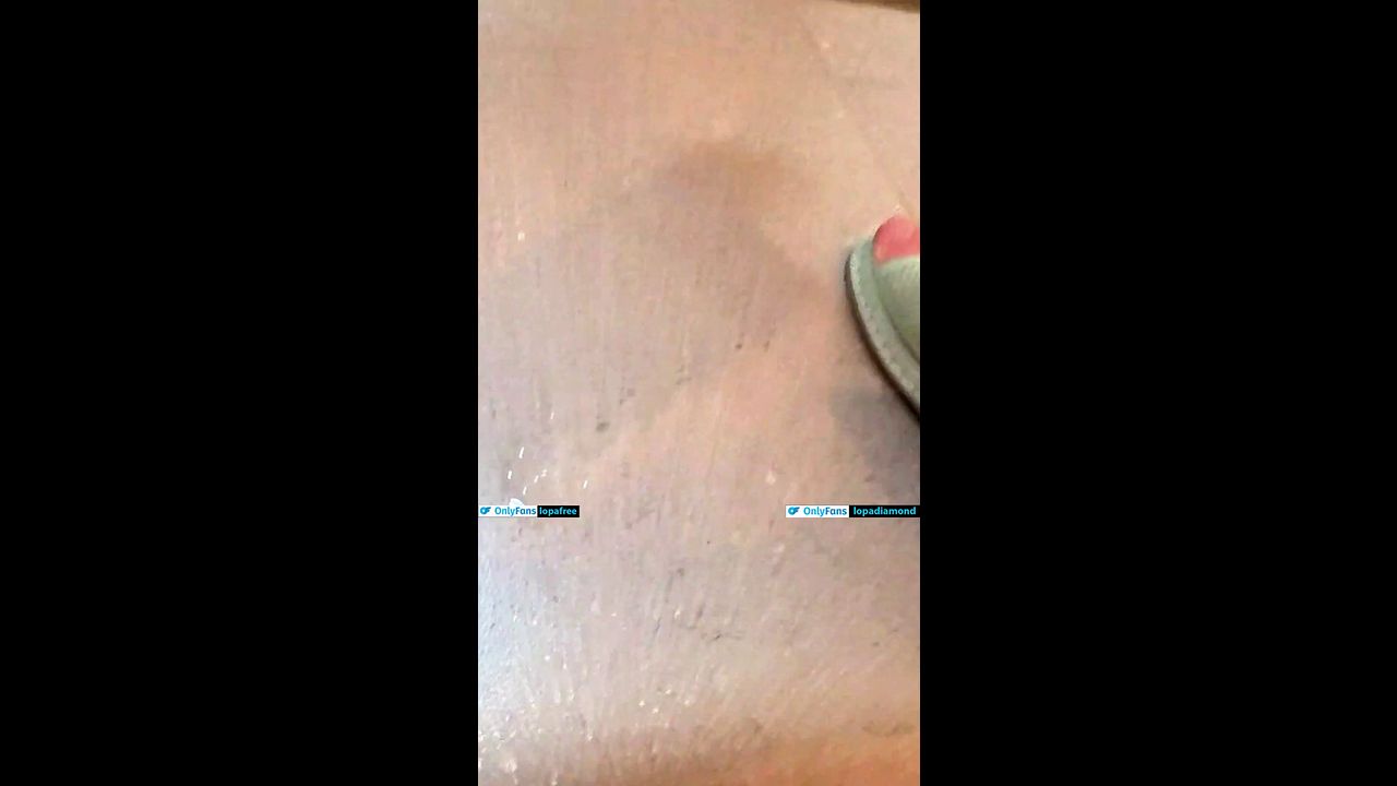 Lonely Asian MILF gets creampied in the kitchen 💎