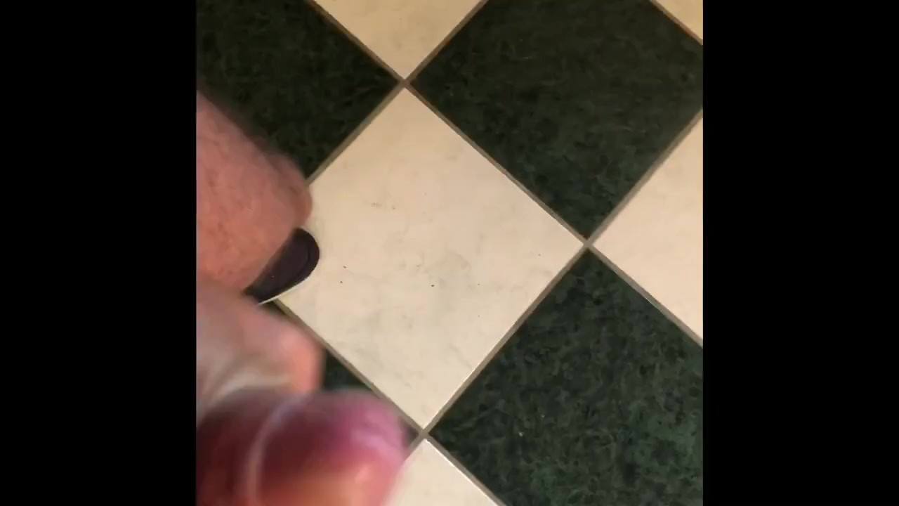 Je me masturbe seul pour ejaculer sur du carrelage 